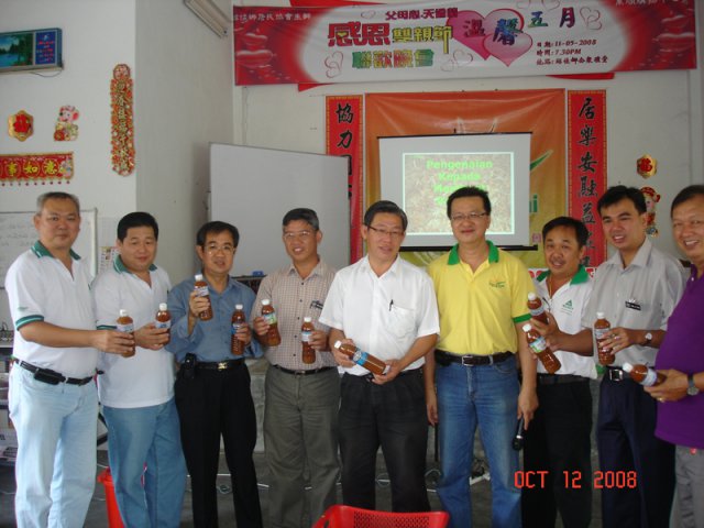 YB Tan Cheong Heng menyampaikan EM kepada penduduk Tmn Saujana Permai pada 12 Okt.